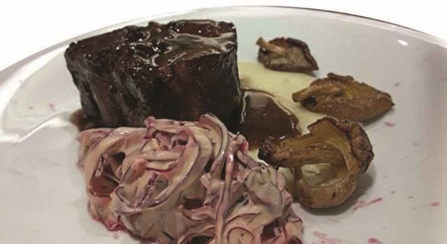 Maialino glassato al Cabernet di Atina, patate affumicate, remoulade di verza e shiitake