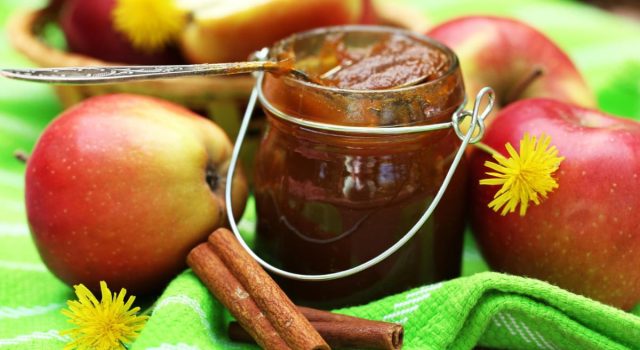 Le bucce di mela diventano marmellata