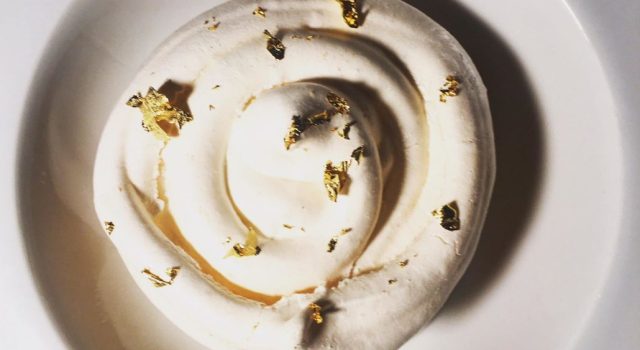 Meringa , gelatina di cachi e oro