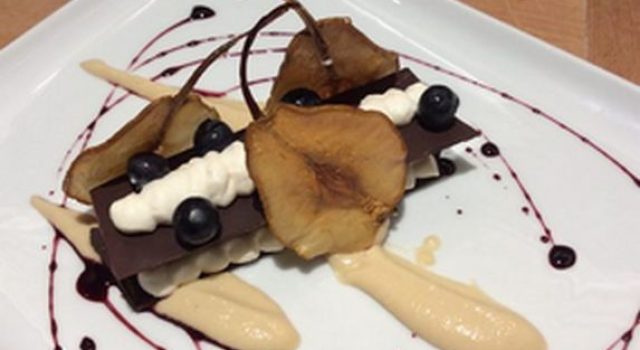 Millefoglie croccante di cioccolato, crema di ricotta, pere e riduzione di ratafia