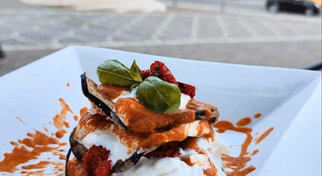 Millefoglie di melanzane con stracciata di bufala e salsa di datterini