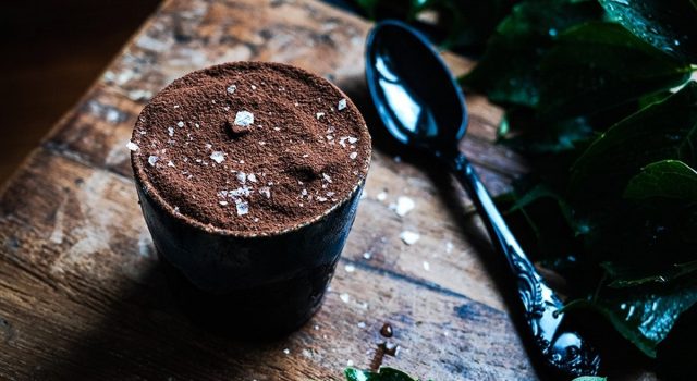 Mousse al cioccolato fondente salata-min