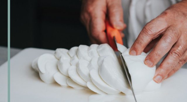 Mozzarella di bufala con crema di asparagi e mandorle
