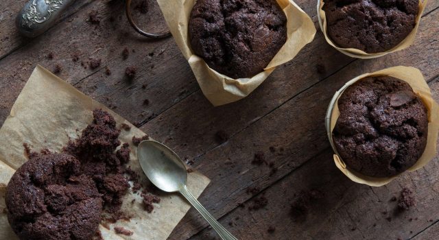 Muffin cacao e gocce di cioccolato il lato più goloso del forno