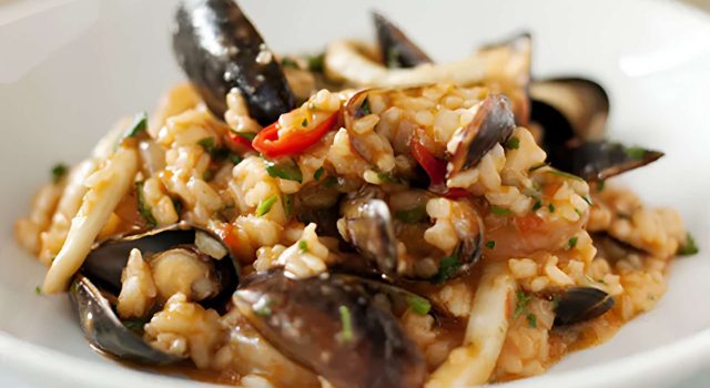 Padellata di riso con pesce e molluschi