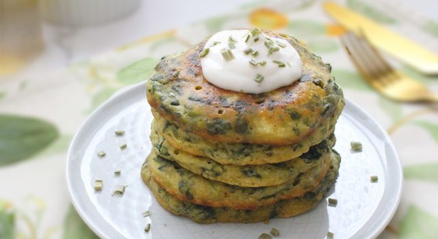 Pancake salati al grano saraceno con robiola, spinaci e noci