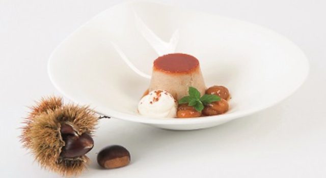 Panna cotta alle castagne con caramello al sale marino e crumble alle alghe