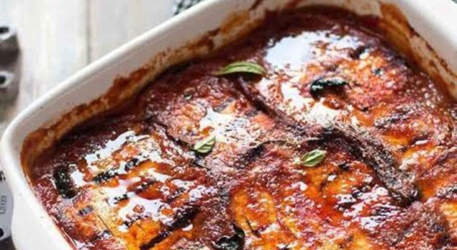 Parmigiana di melanzane grigliate con pomodoro fresco e mozzarella