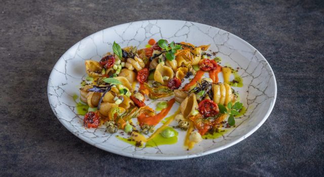 Pasta mista con aglio nero e tutta l'estate dentro