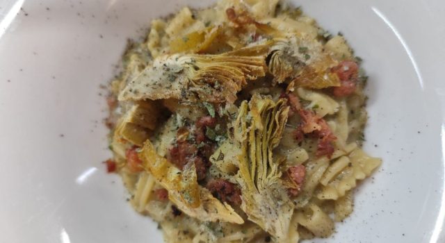Pasta mista con carciofi e salsiccia