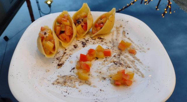 Peperoni e menta piperita in conchiglia, con crema di aglione al caffè
