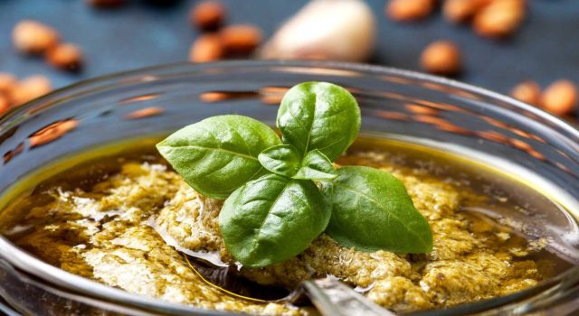 Pesto leggero di basilico e mandorle La salsa estiva che rinfresca ogni piatto