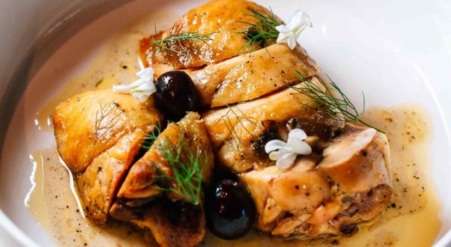 Pollo al tegame con limone, finocchietto e olive