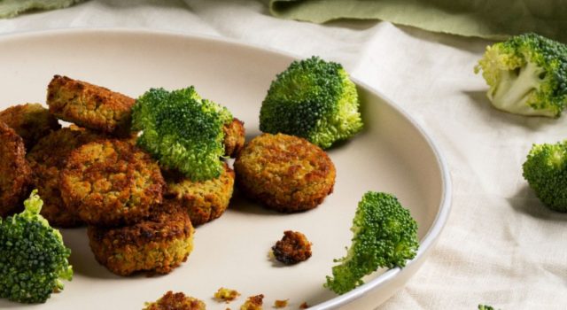 Polpette di gambi di broccoli alle erbe aromatiche al forno