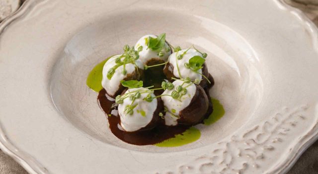 Polpettine di melanzana con caffè, cioccolato, aglio nero e yogurt greco