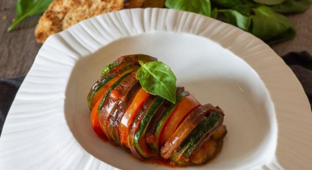 Ratatouille con piperade: il piatto dell’estate che profuma di Mediterraneo