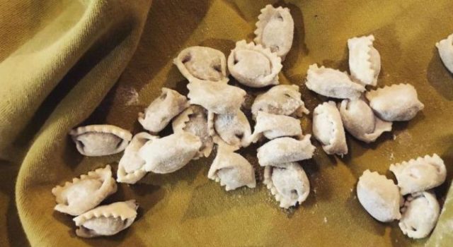 Ravioli del plin con stracotto di agnello, cacio e ovo di Cecilia Re