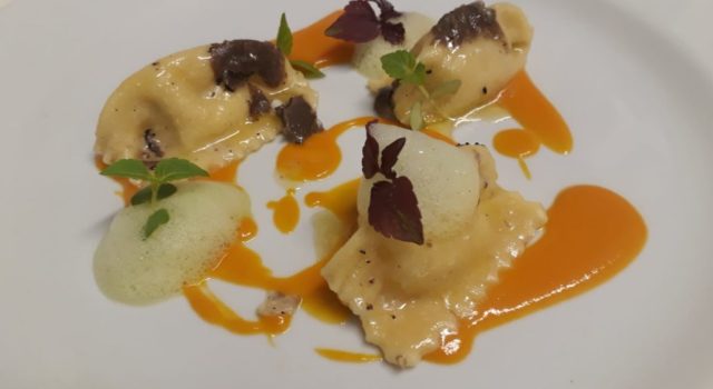 Ravioli di orapi, pomodori gialli, tartufo estivo e schiuma di prezzemolo