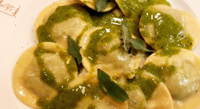 Raviolo ricotta e spinaci con pesto alla salvia