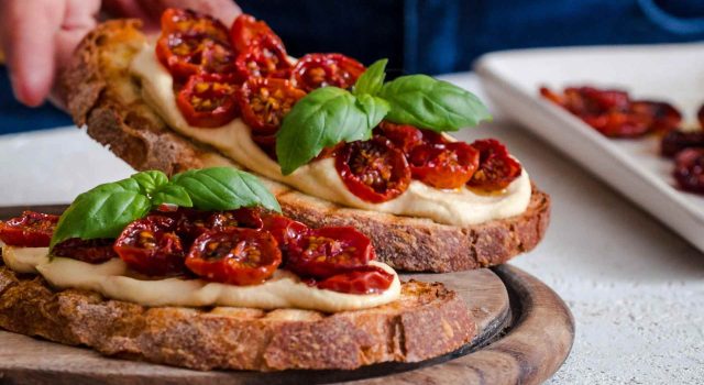 Ricetta del giorno bruschette con crema di ceci, pomodorini arrosto e basilico