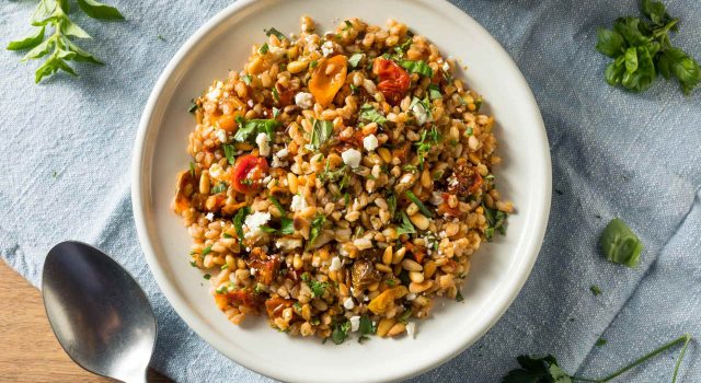 Ricetta del giorno insalata di farro con zucchine, pomodorini, feta e basilico