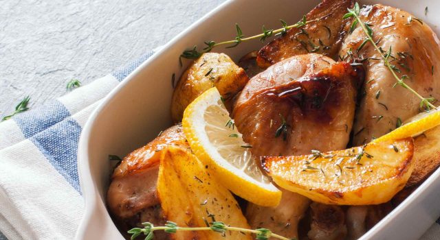 Ricetta del giorno pollo al forno con patate, erbe aromatiche e limone