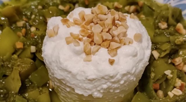 Ricottina di bufala su letto di porri e pesto di cavolo nero