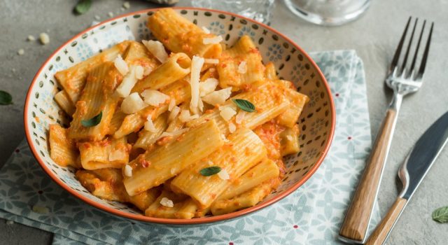 Rigatoni integrali con crema di peperoni