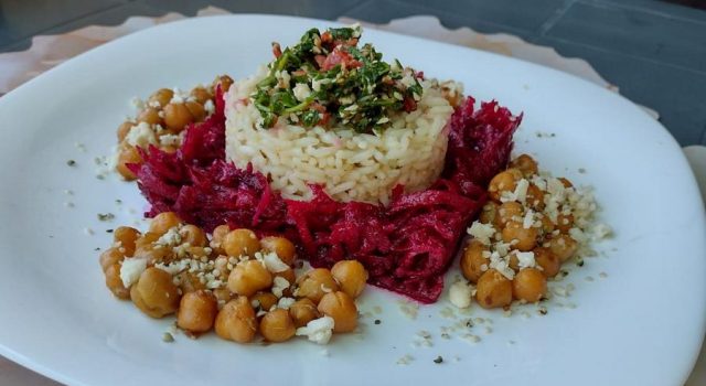 Riso jasmine su rapa rossa e ceci tostati