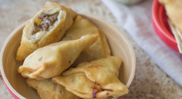 Samosa eritrei, fagottini con carne fritti