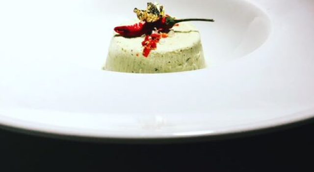 Semifreddo al pistacchio, peperoncino piccante , scaglie di sale, oro