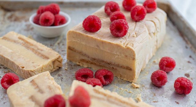 Semifreddo alla nocciola con lamponi il dolce freddo perfetto per Ferragosto della Pasticceria Aurora