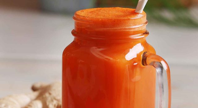 Smoothie dorato che illumina la pelle per un abbronzatura perfetta
