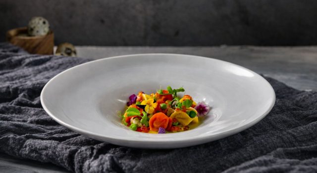 Sorpresine bicolore con lupini di mare, piselli e ’nduja al cocco