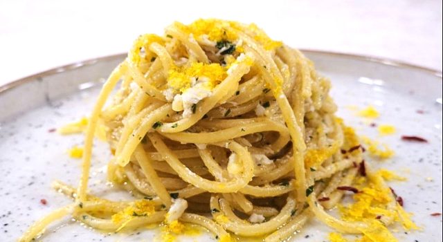 Spaghetti aglio olio e peperoncino, con polpa di granchio e bottarga di muggine