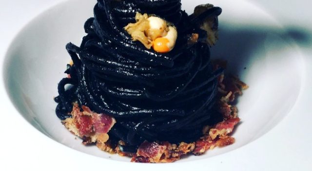 Spaghetti al nero, polpa di canestrello e guanciale croccante