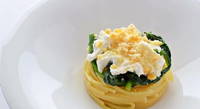 Spaghetti con cime di rapa, burrata e tarallo