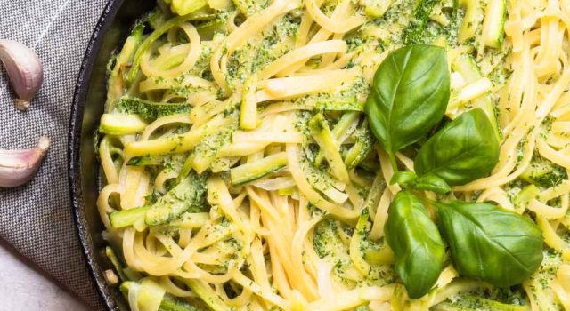 Spaghetti cremosi alle zucchine: l’antispreco vegetariano e irresistibile