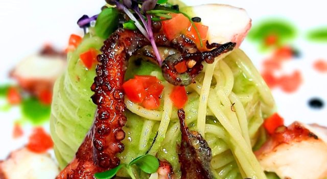 Spaghetto con pesto di rucola e polpo grigliato: il gusto del mare che incontra l’orto