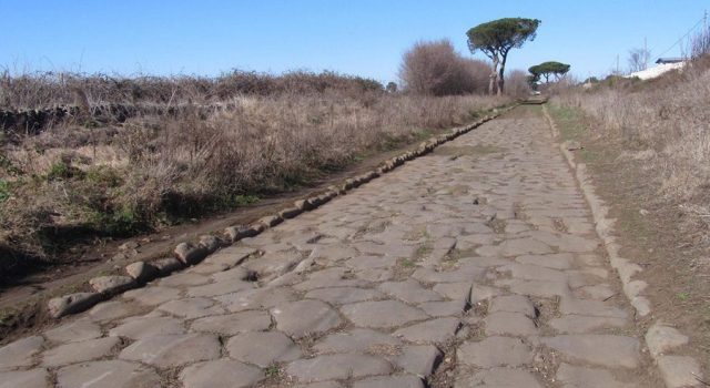 Strada dell'appia antica da roma ai castelli romani