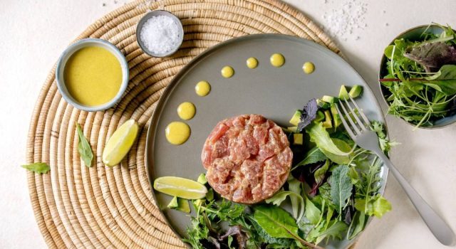 Tartare di tonno marinato con mango e rucola