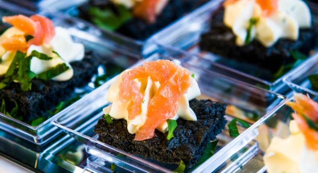 Tartine di pane nero e gamberi e maionese aromatizzata