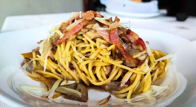 Tonnarelli all’uovo con funghi porcini, guanciale e caciocavallo affumicato