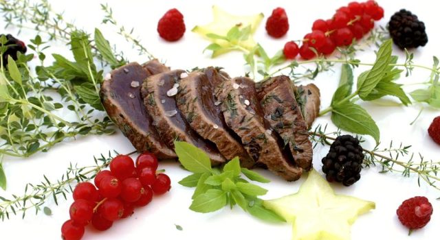 Filetto di Tonno alle erbe Aromatiche, scottato, con frutti di Bosco