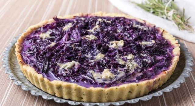Torta salata al cavolo rosso e gorgonzola
