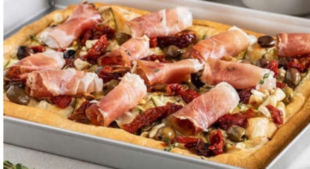Torta salata gustosa alla verza e speck