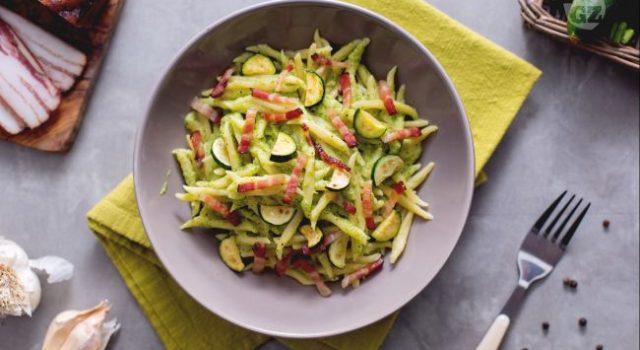 Trofie alla Crema di Zucchine e Guanciale Croccante