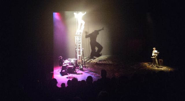 Uomo calamita al teatro vascello