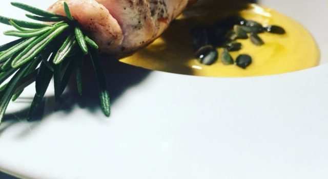 Vellutata di zucca e spiedino di capretto con erbette aromatiche fresche
