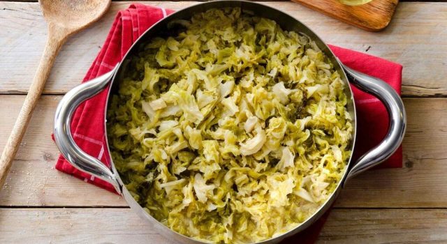 Verza stufata con pane raffermo e olio buono
